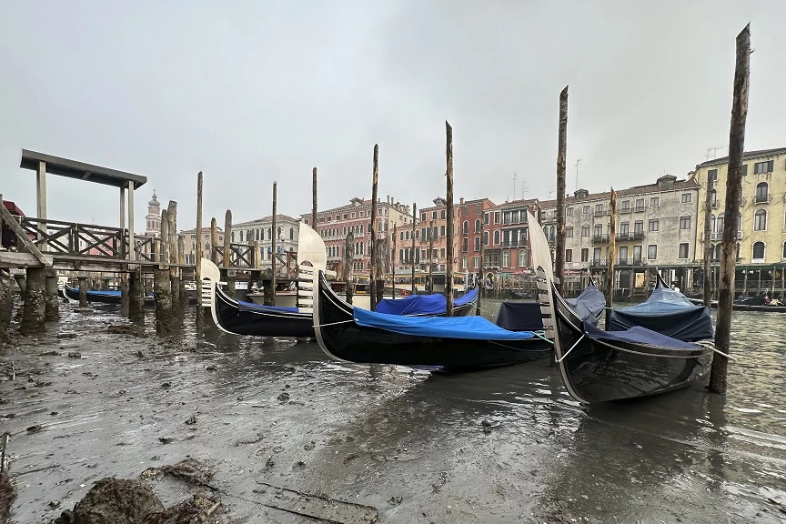 Λειψυδρία στην Ιταλία: «Αν χρειαστεί θα περιοριστεί η παροχή νερού» – Σε πολλά σημεία ο Πάδος είναι εντελώς στεγνός