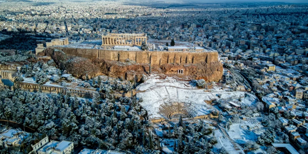 Κακοκαιρία «Μπάρμπαρα»: Δείτε εντυπωσιακό drone βίντεο με την Αθήνα στα λευκά και τη χιονισμένη Ακρόπολη