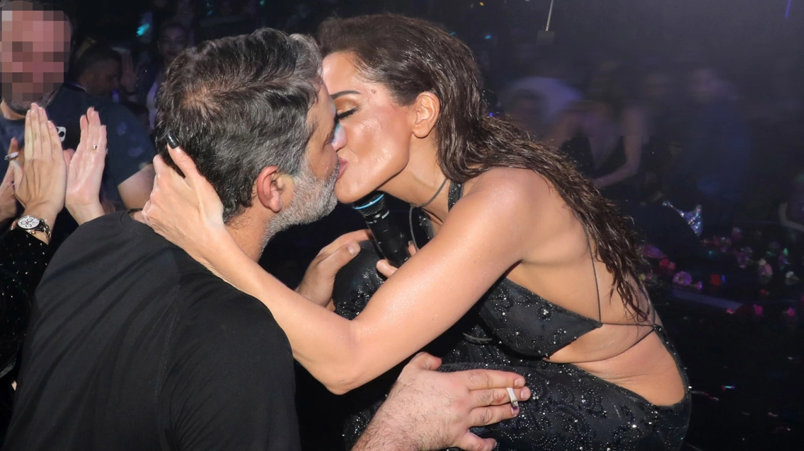 Δέσποινα Βανδή: Αποθέωσε τον Βασίλη Μπισμπίκη στην πρεμιέρα της νέας του παράστασης