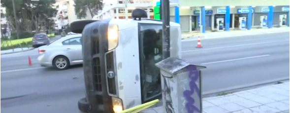 Φορτηγάκι έπεσε πάνω σε στάση λεωφορείου