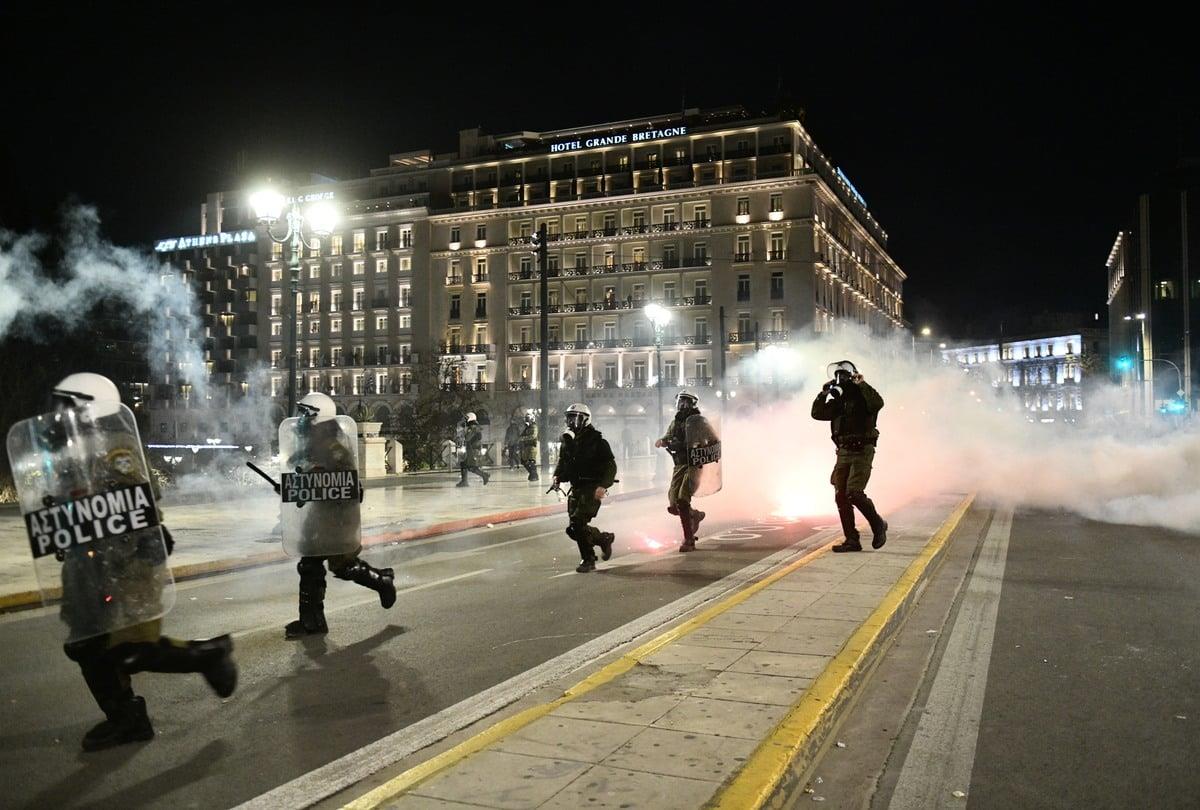 Τέμπη: Επεισόδια μετά τη διαμαρτυρία για το σιδηροδρομικό δυστύχημα – Πέτρες, κρότου λάμψης και χημικά