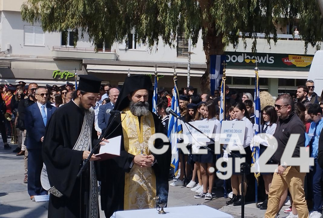 Επιμνημόσυνη δέηση και κατάθεση στεφάνων από τους μαθητές στο Μνημείο του Άγνωστου Στρατιώτη, για την 25η Μαρτίου