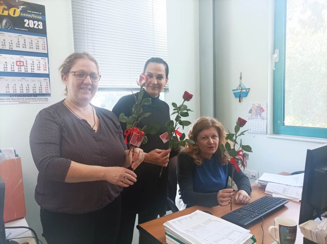 ΔΕΥΑΗ: Μοίρασαν λουλούδια για την γιορτή της γυναίκας, στις Εργαζόμενες
