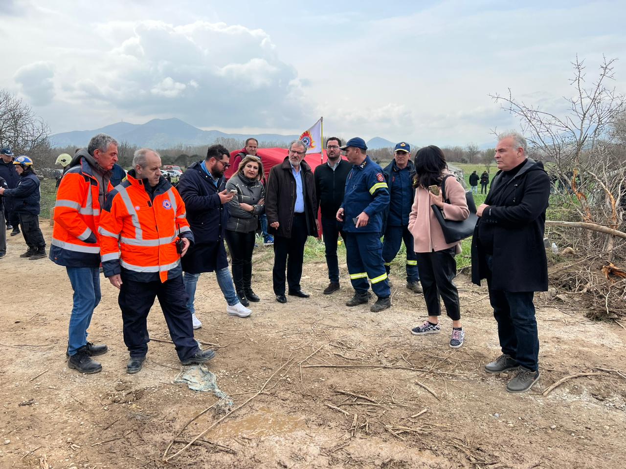 Κλιμάκιο του ΠΑΣΟΚ-ΚΙΝΑΛ στο σημείο του τραγικού σιδηροδρομικού δυστυχήματος