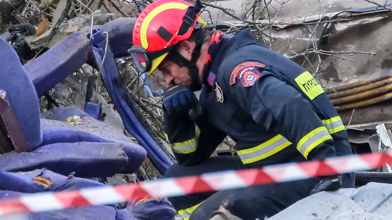 Σύγκρουση τρένων στα Τέμπη: 43 οι νεκροί, οι περισσότεροι ηλικίας 20-30 ετών