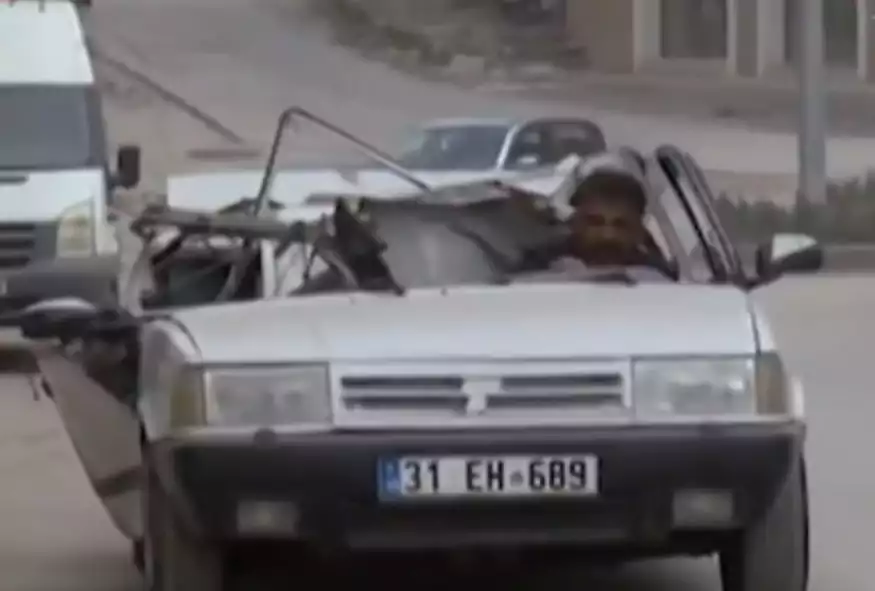 Απίστευτες εικόνες: Τούρκος οδηγεί διαλυμένο αυτοκίνητο – Το μισό καταπλακώθηκε στον σεισμό (βίντεο)