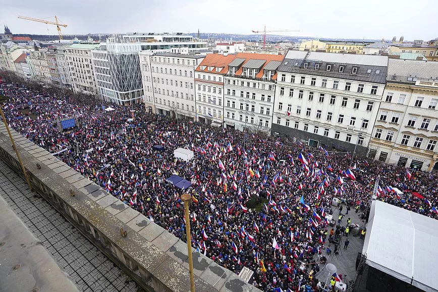 Τσεχία: Χιλιάδες πολίτες διαδήλωσαν κατά της φτώχειας και των παραδόσεων όπλων στην Ουκρανία