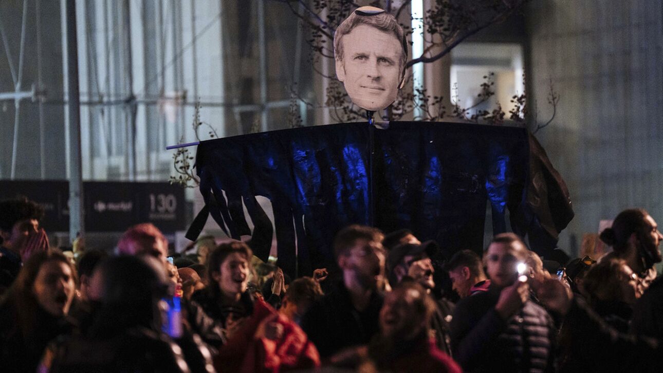 Στην κόψη του ξυραφιού ο Μακρόν: Αντιμέτωπος με δύο προτάσεις μομφής για το συνταξιοδοτικό