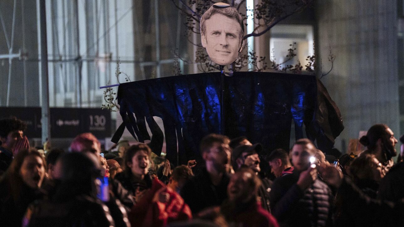 Οργή στη Γαλλία για το συνταξιοδοτικό: Αντιμέτωπος με τεράστια πολιτική κρίση ο Μακρόν