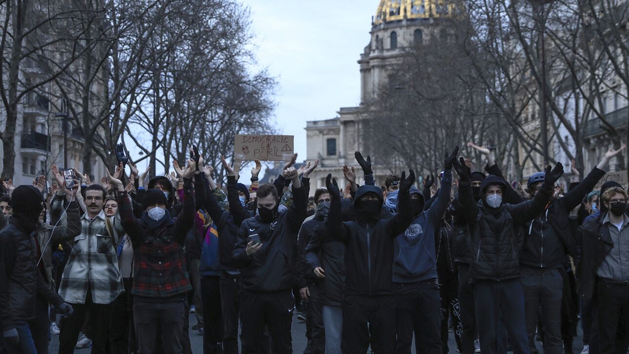 Τηλεοπτική συνέντευξη Μακρόν μετά τη «σωτηρία» του στη Βουλή – Παραμένουν στους δρόμους οι Γάλλ