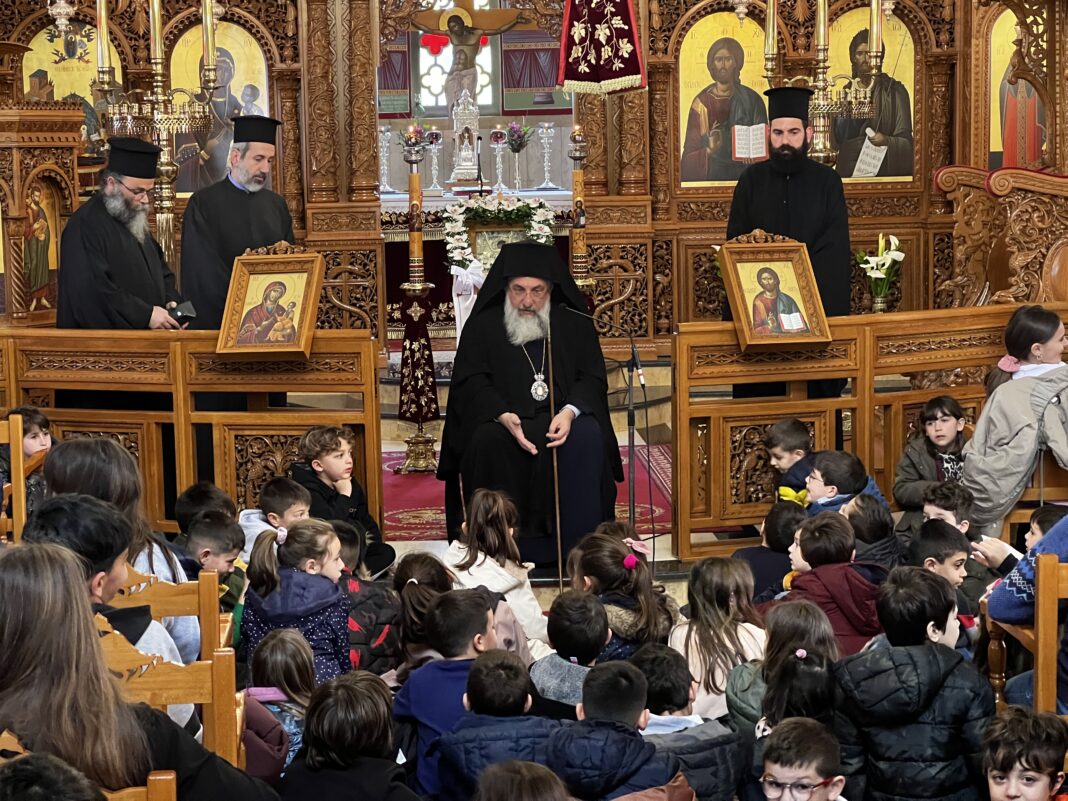 Μικροί μαθητές παρακολούθησαν τους Χαιρετισμούς – Τι είπε στα παιδιά ο Αρχιεπίσκοπος Κρήτης