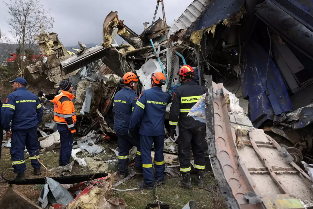 Σύγκρουση τρένων στα Τέμπη – Επίσημη ενημέρωση: Στους 57 οι νεκροί, 56 αγνοούμενοι
