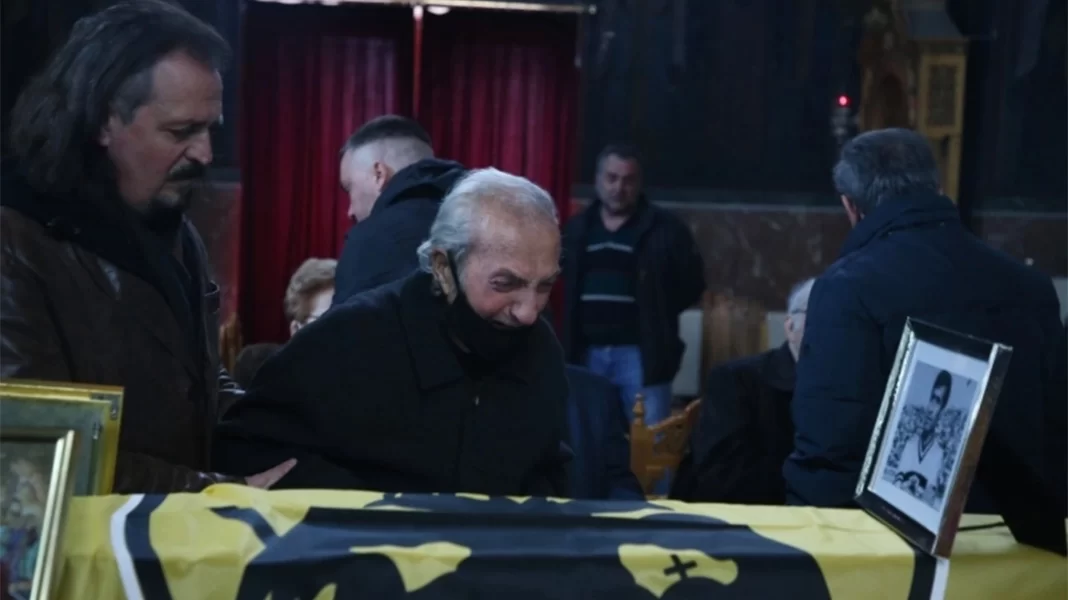 Μίμης Παπαϊωάννου: Συντετριμμένος ο Κώστας Νεστορίδης στο τελευταίο «αντίο» προς τον καλό του φίλο