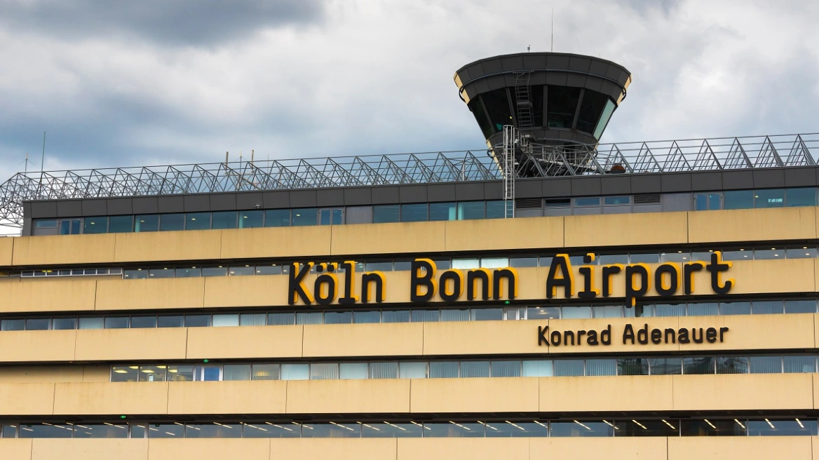 57χρονος έπεσε με το όχημά του πάνω σε πεζούς στο αεροδρόμιο της Κολωνίας