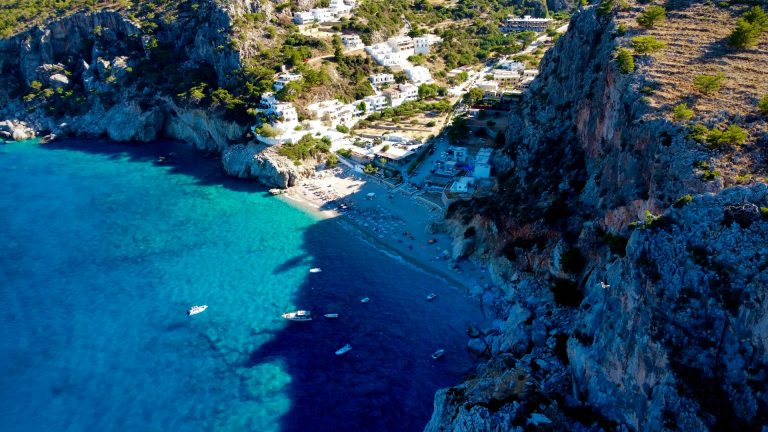 Αυτό είναι το ελληνικό νησί που υμνεί η Daily Mail – Πηγή έμπνευσης για τους επισκέπτες