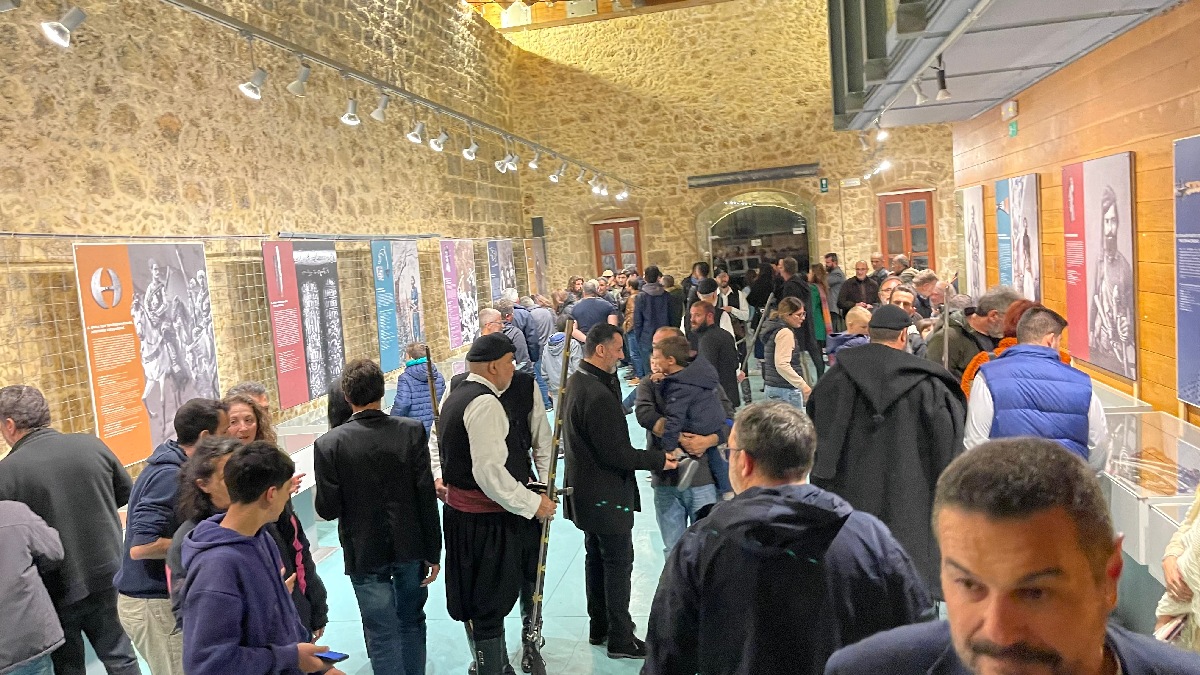 Με μεγάλη συμμετοχή κόσμου εγκαινιάστηκε η έκθεση «Των αντρειωμένων τ’ άρματα»