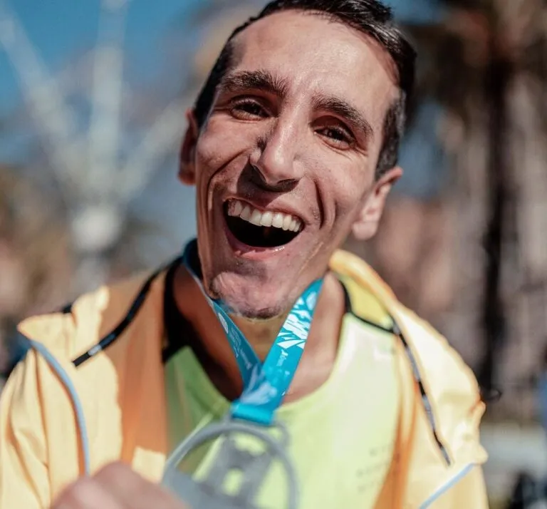 Ο 32χρονος Άλεξ είναι ο πρώτος άνθρωπος με ποσοστό αναπηρίας 76% που τερμάτισε σε Μαραθώνιο