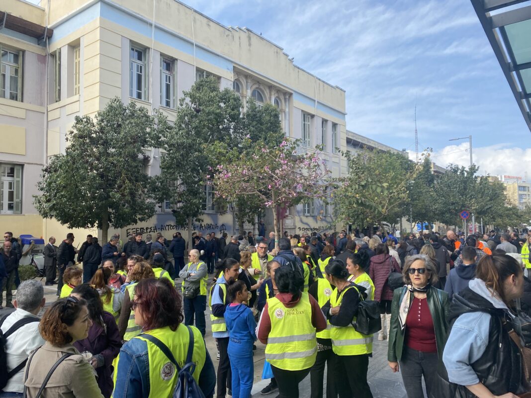Στα Δικαστήρια, στο πλευρό των συμβασιούχων εργαζομένων της Αυτοδιοίκησης οι βουλευτές ΣΥΡΙΖΑ Ηρακλείου