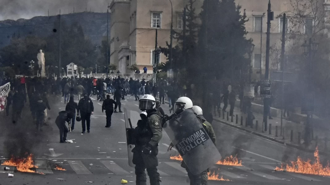 Κουκουλοφόροι πετάνε μολότοφ και σπάνε βιτρίνες στο κέντρο της Αθήνας