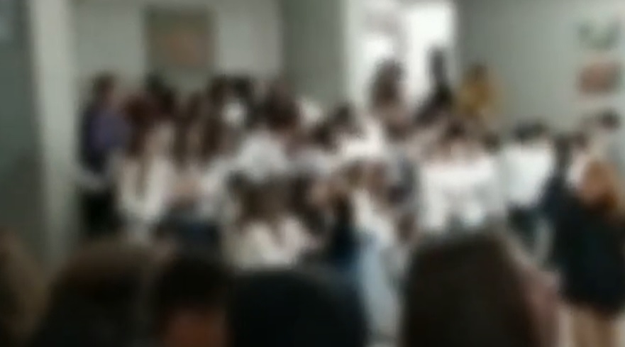 Πανικός σε γυμνάσιο από έκρηξη την ώρα της γιορτής για την 25η Μαρτίου (βίντεο)