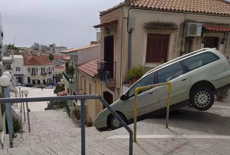 Απίστευτο περιστατικό: Έστριψε σε λάθος σημείο και το αυτοκίνητο βρέθηκε να κρέμεται από τα σκαλιά!