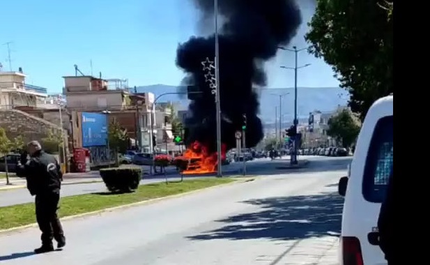 Τυλίχτηκε στις φλόγες όχημα μπροστά από Δημαρχείο (βίντεο)