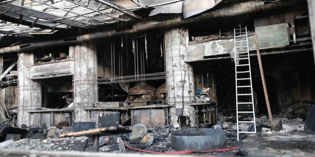 Στάχτη το γνωστό εστιατόριο – Οι πρώτες εικόνες μετά τη φωτιά, 5 απεγκλωβισμοί