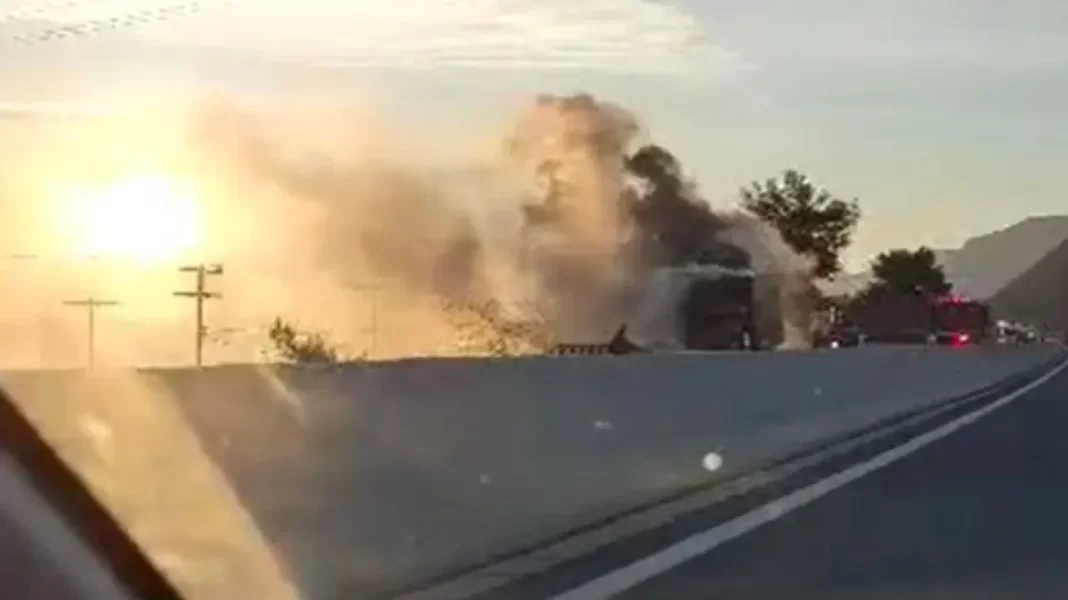 Φωτιά σε φορτηγό εν κινήσει (βίντεο)