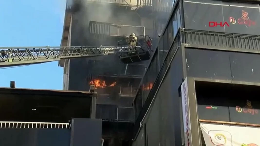 Δύο νεκροί από φωτιά σε επταώροφο ξενοδοχείο στην Κωνσταντινούπολη