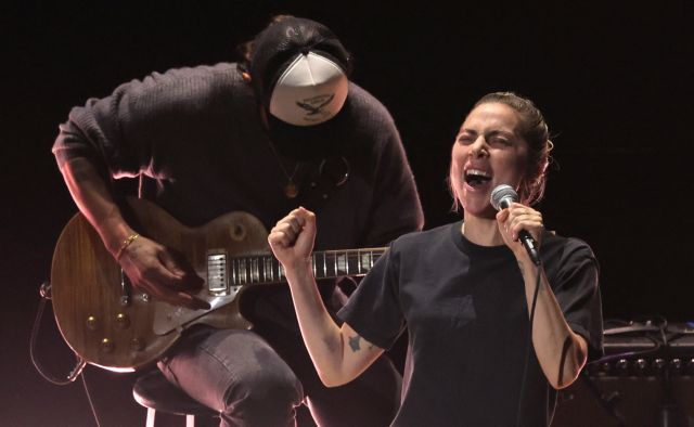 Lady Gaga: Η ανατριχιαστική ερμηνεία της στα Όσκαρ και η viral αντίδρασή της στην πτώση φωτογράφου