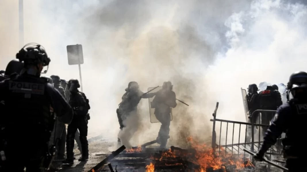 Γαλλία: Άλλη μια βραδιά διαδηλώσεων – Παραλύει ο δημόσιος τομέας την Πέμπτη