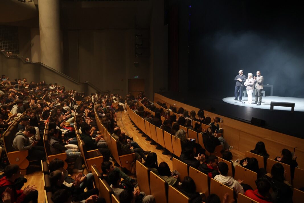 Θερμό χειροκρότημα από 1.500 μαθητές – φοιτητές στην παράσταση «Μαρί Skłodowska Κιουρί»