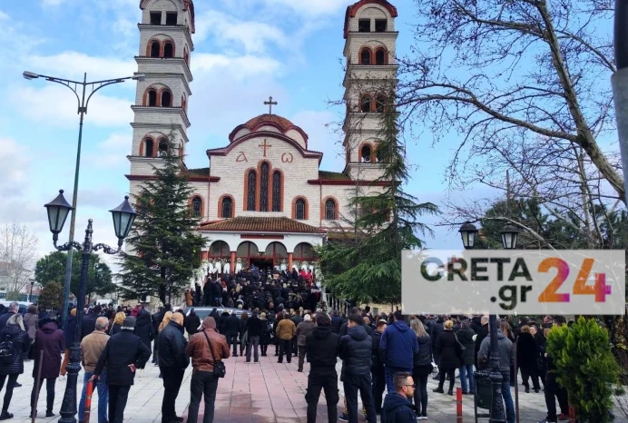 Σύγκρουση τρένων στα Τέμπη: «Δεν μπορεί να είναι το παιδί μου» – Ατελείωτος θρήνος στην κηδεία της 34χρονης Αθηνάς