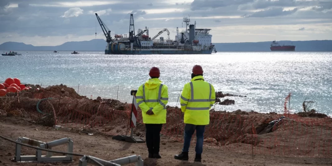 Ενεργειακός κόμβος η Ελλάδα – Η συμβολή της ΕΕ και το ελληνικό σχέδιο για τις ηλεκτρικές διασυνδέσεις