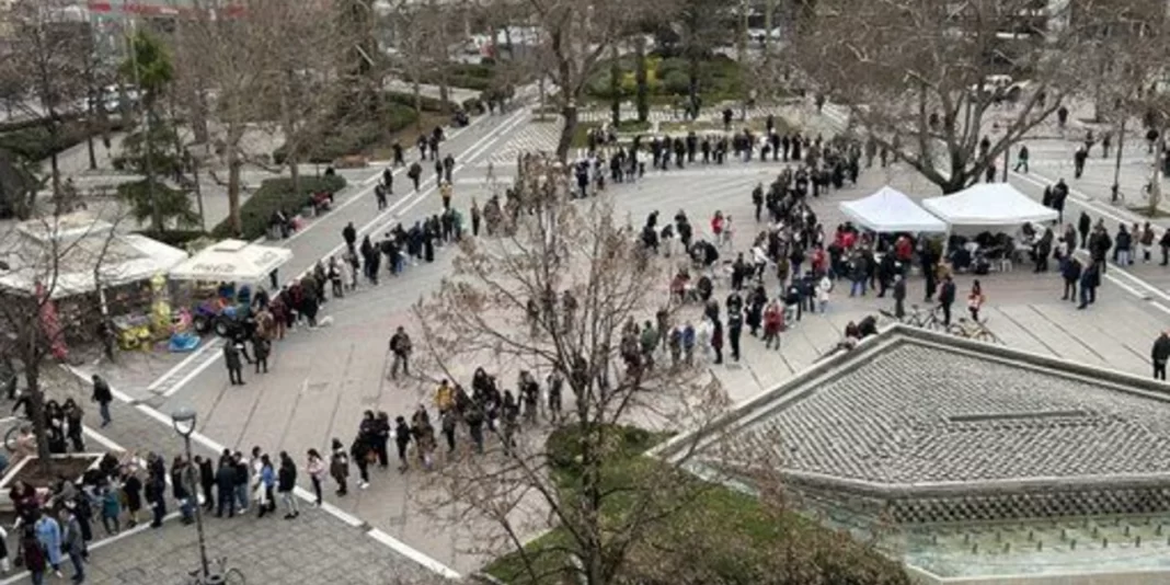 Τεράστιες ουρές στη Λάρισα για έκτακτη αιμοδοσία για τους τραυματίες στα Τέμπη