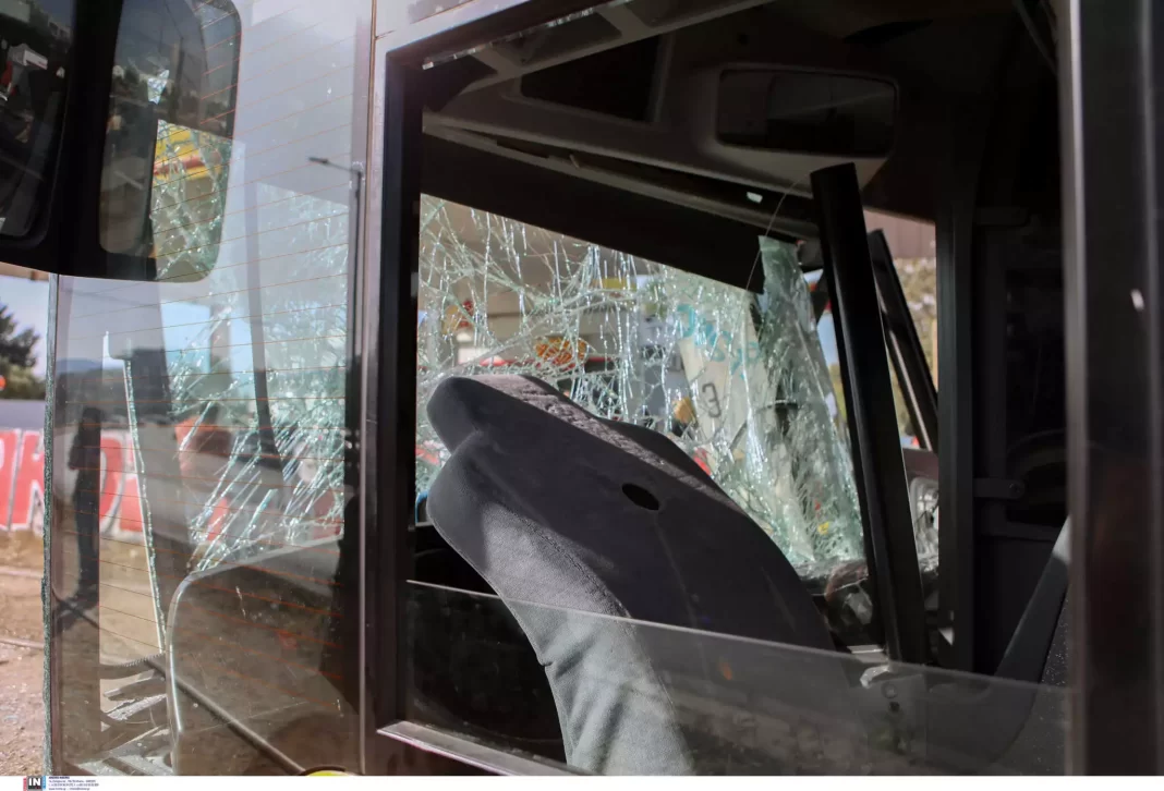 Τροχαίο με λεωφορείο να συγκρούεται με μηχανή – Διασωληνώθηκε ο ένας τραυματίας