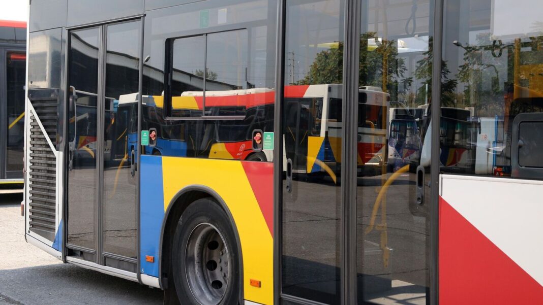 Συγκρούστηκαν αστικά λεωφορεία – Μια τραυματίας