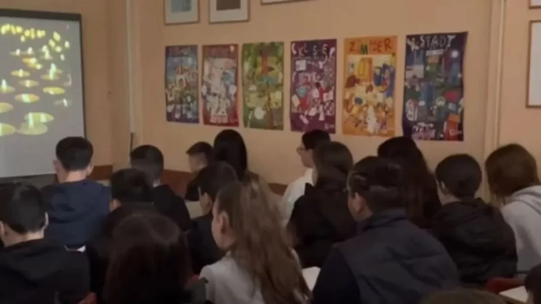 «Έφτασα μαμά»: Μαθητές διασκευάζουν το «φιλαράκι» για τα Τέμπη
