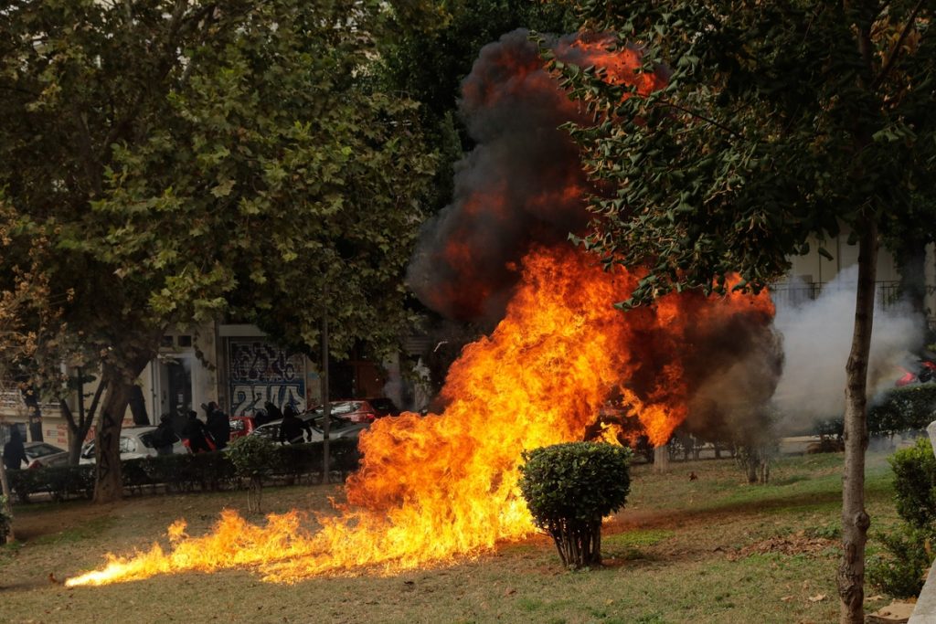 Επίθεση με μολότοφ στην έδρα των ΜΑΤ