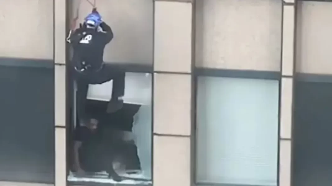 Νέα Υόρκη: Δραματική επιχείρηση αστυνομικών για άνδρα που απειλούσε 8 ώρες να πέσει από τον 31ο όροφο