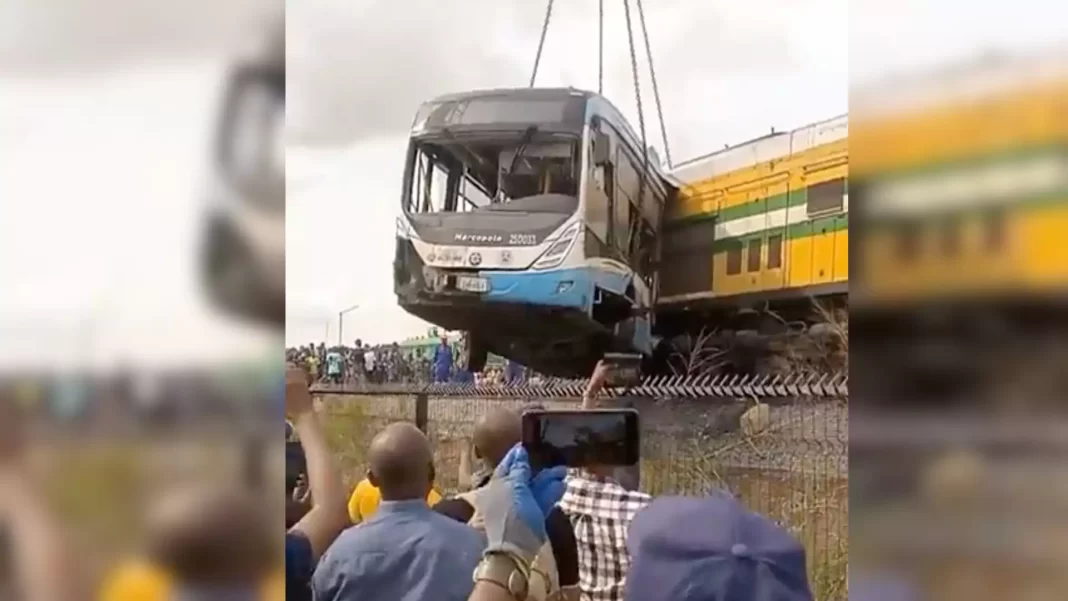 Τρένο εμβόλισε λεωφορείο – Τουλάχιστον 6 νεκροί και 74 τραυματίες