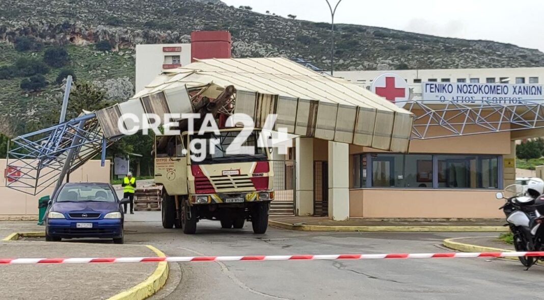 Απίστευτο ατύχημα στην Κρήτη: Φορτηγό γκρέμισε μεταλλική κατασκευή σε είσοδο νοσοκομείου (εικόνες)