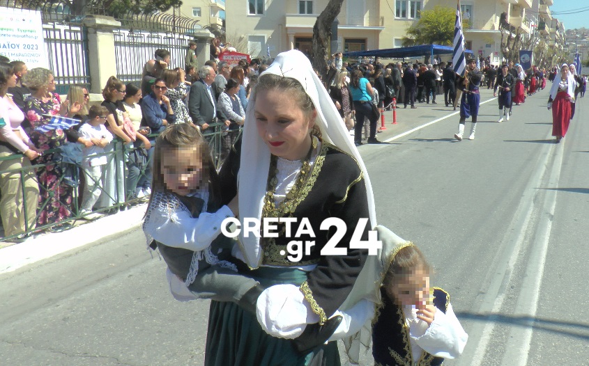 Κρήτη: Έκλεψαν την παράσταση στην παρέλαση οι γονείς-χορευτές αγκαλιά με τα παιδιά τους (εικόνες)