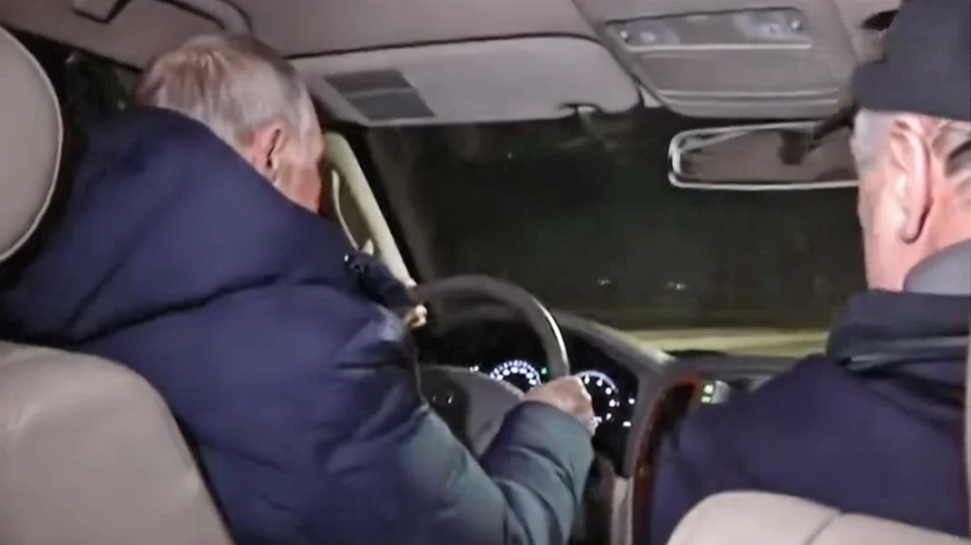 H «απάντηση» Πούτιν στο ένταλμα σύλληψης: Βόλτα με αυτοκίνητο στη Μαριούπολη (βίντεο)