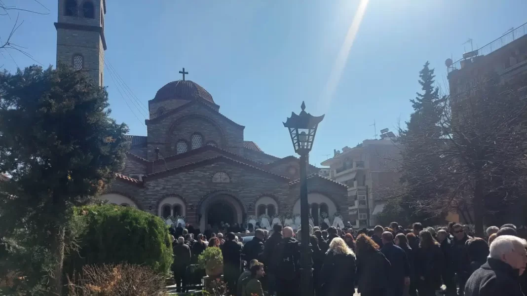 Θρήνος στην κηδεία του αστυνομικού που σκοτώθηκε μαζί με τον 15χρονο γιο του στα Τέμπη