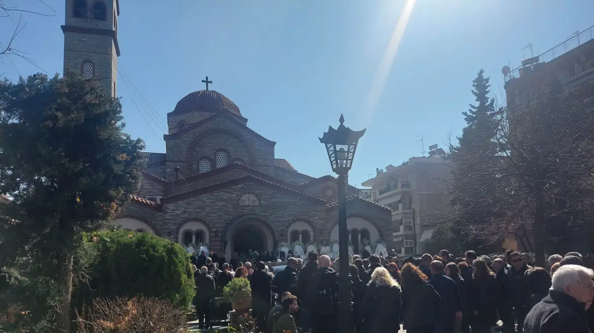 Θρήνος στην κηδεία του αστυνομικού που σκοτώθηκε μαζί με τον 15χρονο γιο του στα Τέμπη