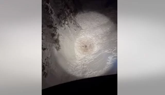 Εντόπισαν πεζοπόρο… θαμμένο στο χιόνι να κουνάει τα χέρια του για βοήθεια
