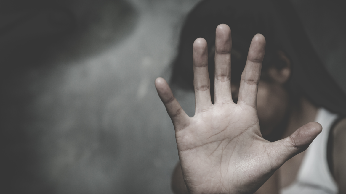 Στο εδώλιο πατέρας που βίαζε για έξι χρόνια την ανήλικη κόρη του – Ασέλγησε και σε δεύτερο παιδί του