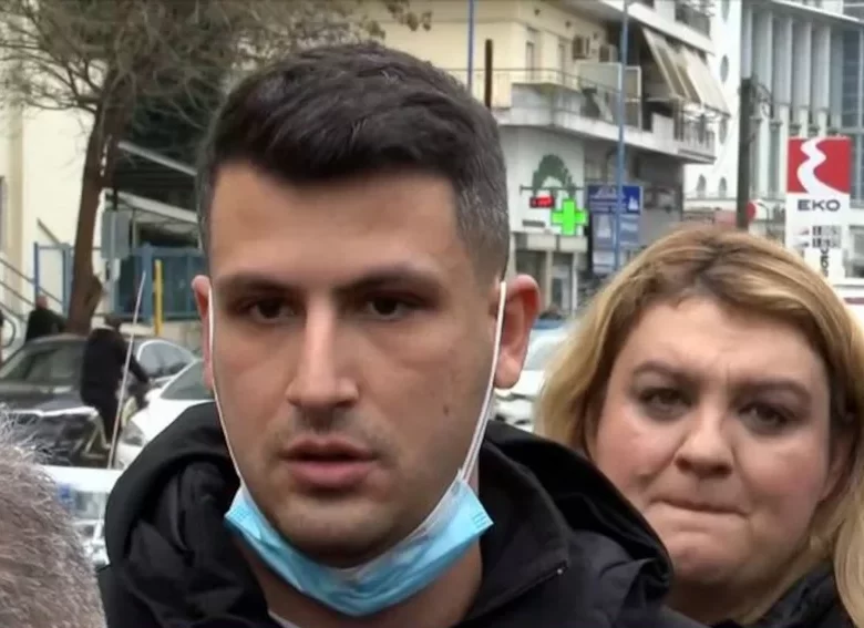 Τέμπη: Ξέσπασε νεαρός που έχασε πατέρα και αδελφό – «Ήταν 15 χρόνων, το καταλαβαίνετε; Έβγαλαν εισιτήρια θανάτου»