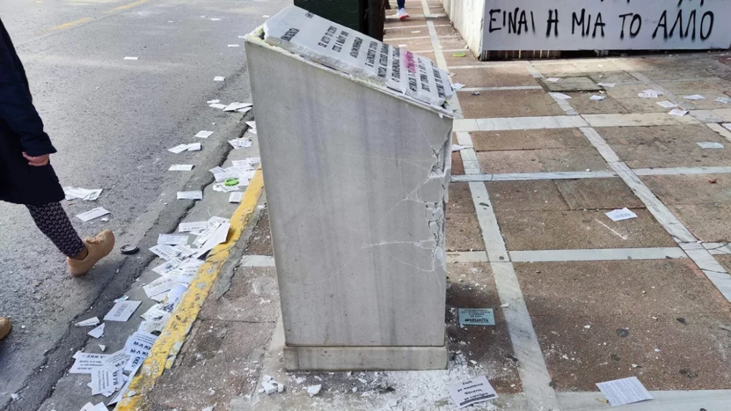Κουκουλοφόροι έσπασαν το μνημείο για τα θύματα της Marfin